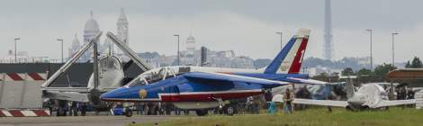 Leader de la Patrouille de France sur fond de Tour Eiffel et Sacré Coeur à Paris...