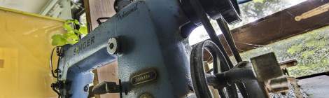 Transmission du moteur de la machine à coudre Singer venant du moteur situé sous la table....