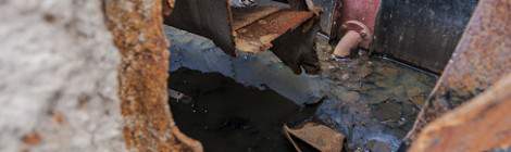 L’entaille réalisée pour la découpe de la péniche met à jour le fond de cale d’une péniche en cours de démolition....