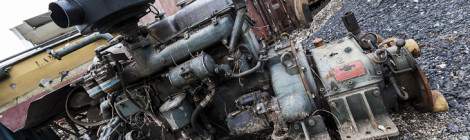 Moteur extrait d’une péniche détruite attendant un démontage pour pièce à la casse....
