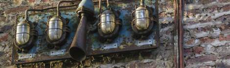 ...Ce vieux panneau rouillé donnait l’alarme de façon visuelle et sonore en cas d’incident sur les machines de l’usine....