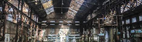 Imaginez une multitude de hangars comme celui-ci où la nature a pu oeuvrer pour reprendre ses droits pendant plusieurs décennies.