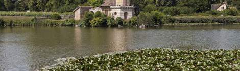 La Tour de Malborough est situé en bordure du Grand Lac du Hammeau de la Reine. Il ressemble à un phare positionné à l’opposé du Hammeau vis à vis du Grand Lac....