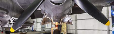 Vue symétrique de la nacelle moteur, de l’hélice et du train d’atterrissage babord du B-26 Marauder....
