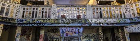 Au fond du bassin d’été extérieur, un double escalier monte vers les étages des cabines de change....