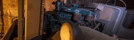 Moteur en maintenance d’un tracteur Diamond M20 au PC de l’Otan...