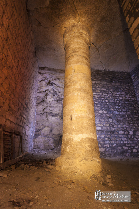 Pilier de soutènement rond à la cathédrale souterraine du Pecq