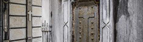La crypte comporte de nombreux caveaux sous le cimetière de Laeken à Bruxelles....