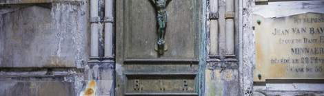 Caveau au milieu des tombeaux dans la crypte du cimetière de Laeken....