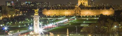 Vue sur Les Invalides et l’esplanade de pelouse de nuit et une portion du pont Alexandre III depuis le toit du Grand Palais....