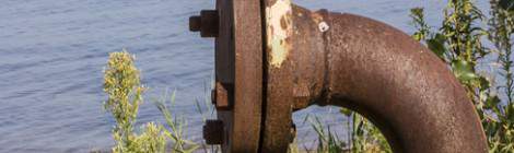 Canalisation fermée et sur le lac de Biscarrosse une plateforme pétrolière sur cette zone qui est la première réserve de brut en France....