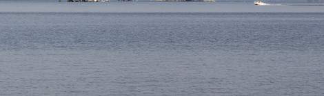 Beaucoup d’installations pétrolières sont présentes sur le lac, des stations de pompages, des stations relais, parfois des plateforme de forage....
