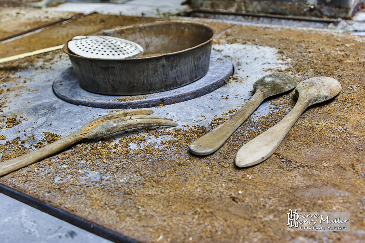 Wasteland Enfance-Avenir-Social Kitchen Counter Cake Kitchenware