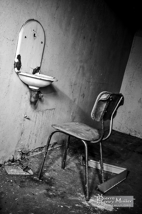 Friche H&ocirc;pital Abandonn&eacute; Chaise Lavabo N&B Noir Blanc Morgue Angoisse