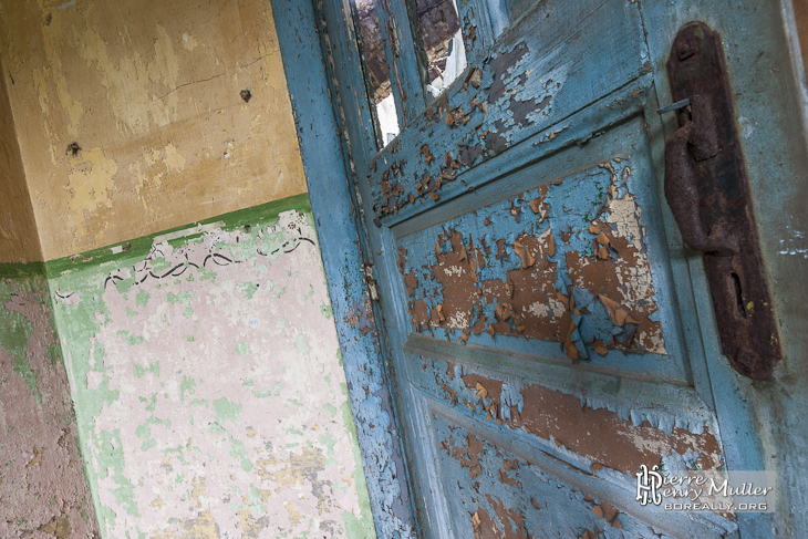 Friche H&ocirc;pital Abandonn&eacute; Couloir Peinture Ecaill&eacute; Sombre