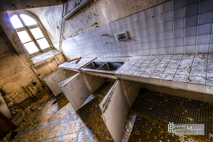 Friche H&ocirc;pital Abandonn&eacute; Laboratoire Fen&ecirc;tres HDR Bleu