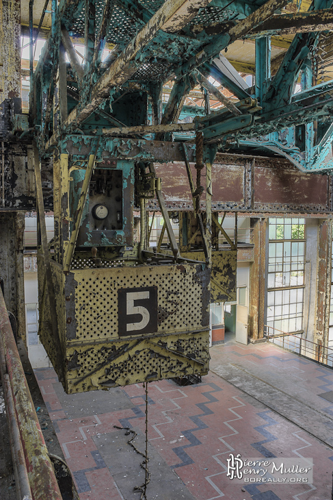 Grue &agrave; la peinture &eacute;caill&eacute;e dans la centrale EDF de Saint-Denis