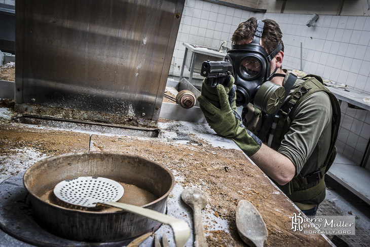 Assaut d'airsofteurs dans un fumigène avec masque à gaz