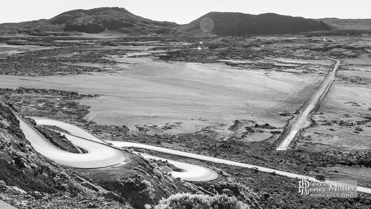 Tourisme Ile R&eacute;union Plaine-Sables Lacet Route N&B Noir Blanc