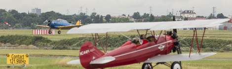 ...T-6G se pose au Bourget sous le regard du Travel Air au roulage....