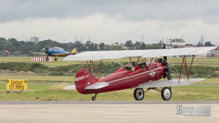 T-6G se pose sous le regard du Travel Air