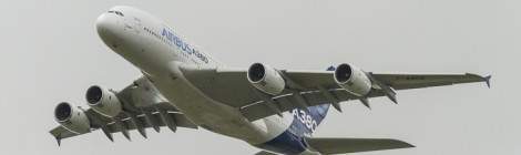 ...L’A380 de démonstration fait un passage pour les 100 ans de l’aéroport du Bourget sur son trajet pour le salon anglais de Farnborough....