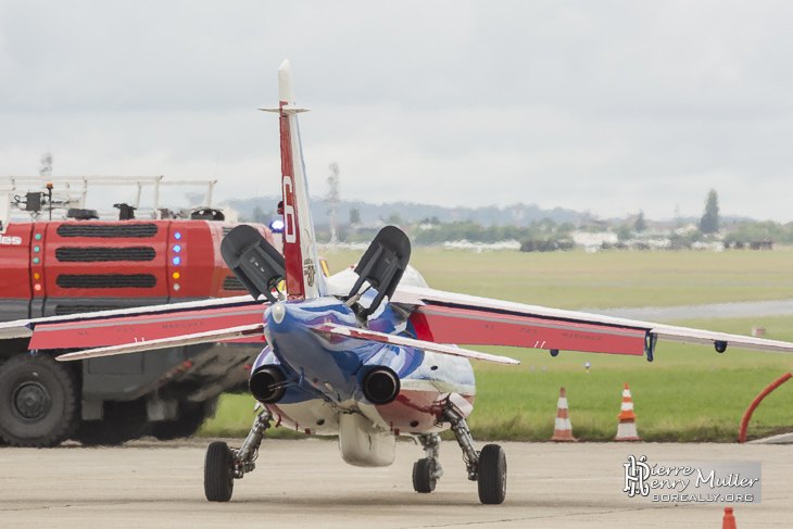 Alphajet de la PAF à l'arrêt avec aérofreins déployés