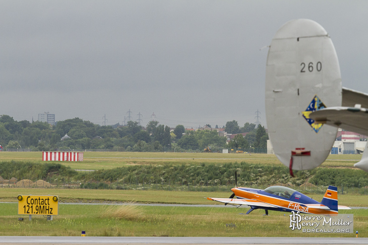 Catherine Maunoury en Extra 300 en attente taxiway