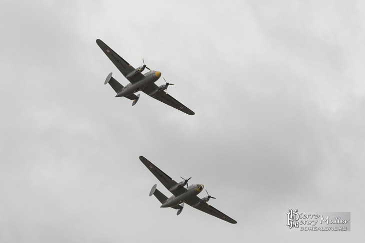 Deux Dassault Flamant volant en formation au Bourget