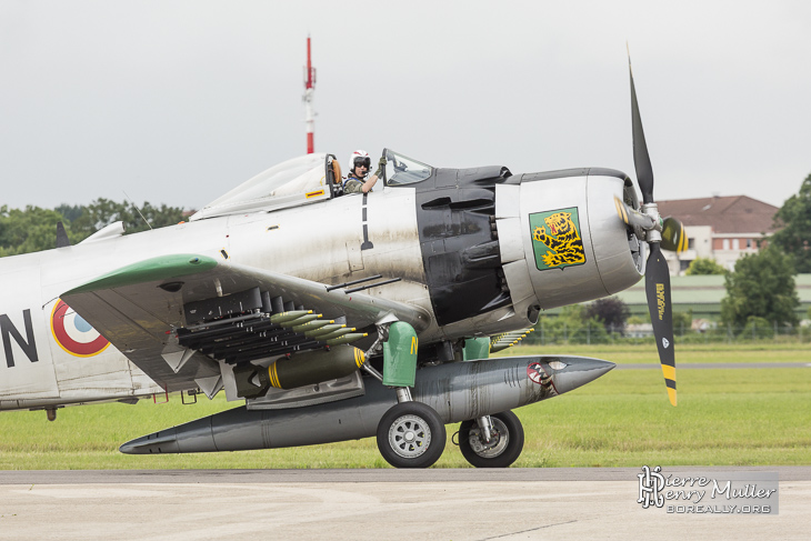 Douglas AD-4N Skyraider au roulage au Bourget