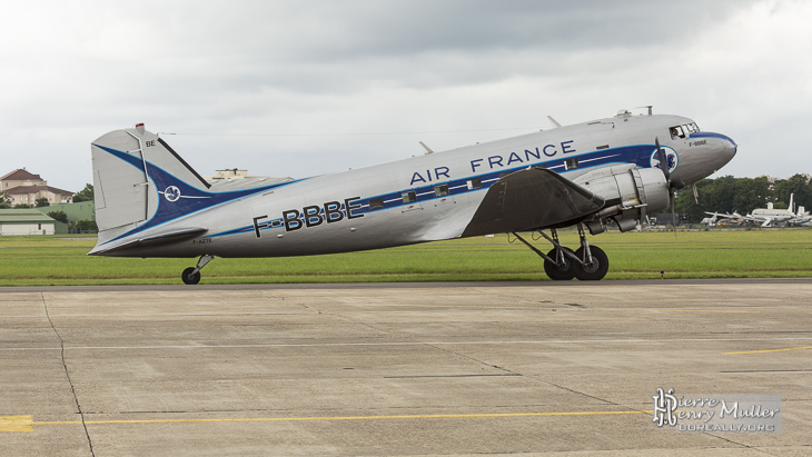 Douglas DC3 F-BBBE au roulage au Bourget