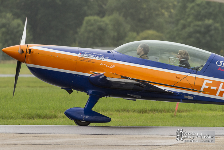 Extra 300 de Catherine Maunoury au roulage au Bourget