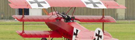 ...Fokker Triplan au d&eacute;marrage moteur au Bourget...