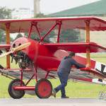 Fokker Triplan poussé jusqu'à la piste en pelouse du Bourget