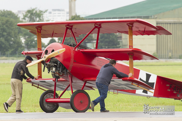 Fokker Triplan poussé jusqu'à la piste en pelouse du Bourget