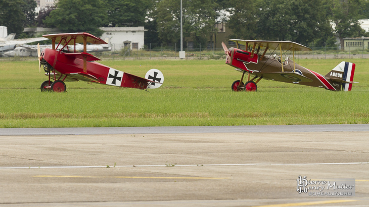 Fokker Triplan et RAF SE5 prêt au décollage du Bourget