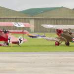 Fokker Triplan et RAF SE5 regardent l'Extra 300 de Catherine Maunoury