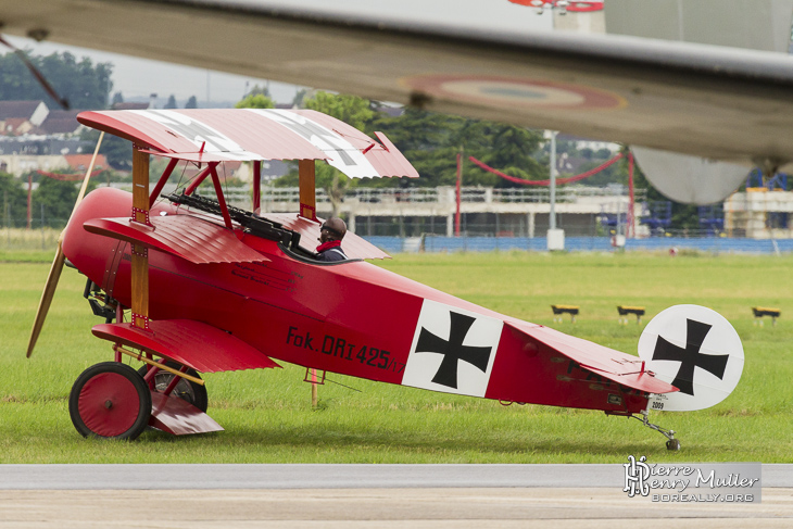 Fokker Triplan sous l'aile d'un Dassault Flamant