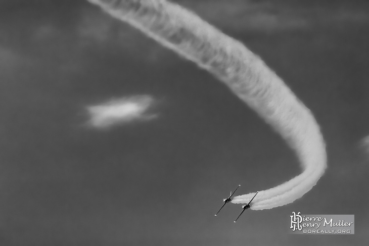 Fouga Magister de la Patrouille Tranchant en virage autour d'un nuage