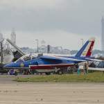 Leader de la Patrouille de France sur fond de Tour Eiffel et Sacré Coeur à Paris