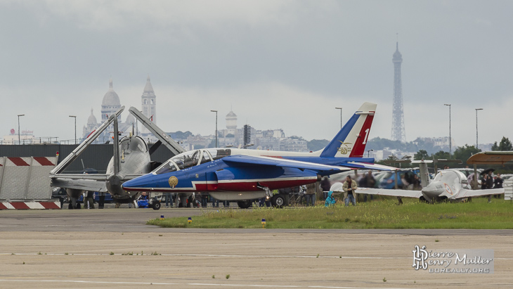 Leader de la Patrouille de France sur fond de Tour Eiffel et Sacré Coeur à Paris