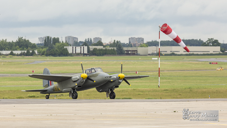 Mosquito .75 F-WMOZ sur taxiway au Bourget