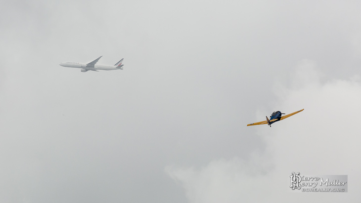 North American T-6G en perspective avec un liner Air France