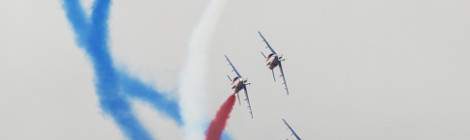 ...Patrouille de France avec fumigènes bleu blanc rouge...