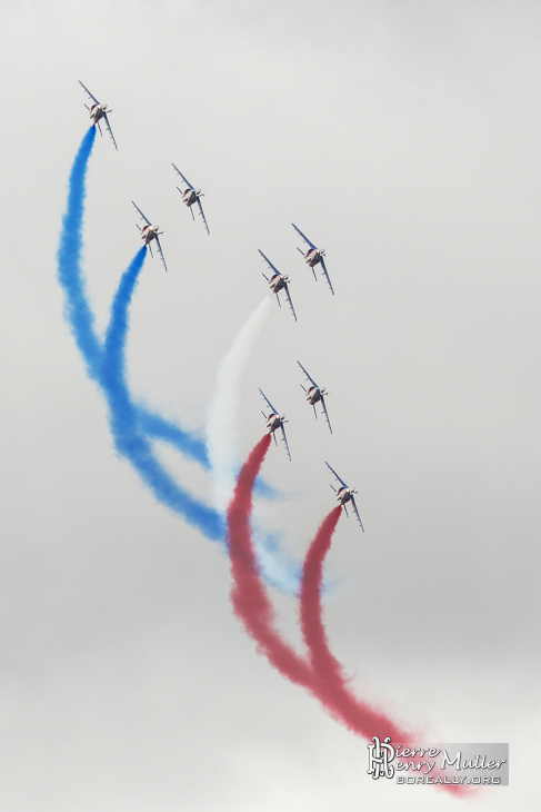 Patrouille de France avec fumigènes bleu blanc rouge