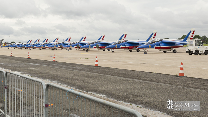 Patrouille de France au parking du Bourget