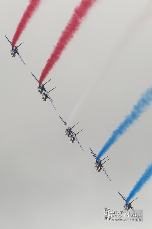 Patrouille de France en virage pour les 100 Ans du Bourget