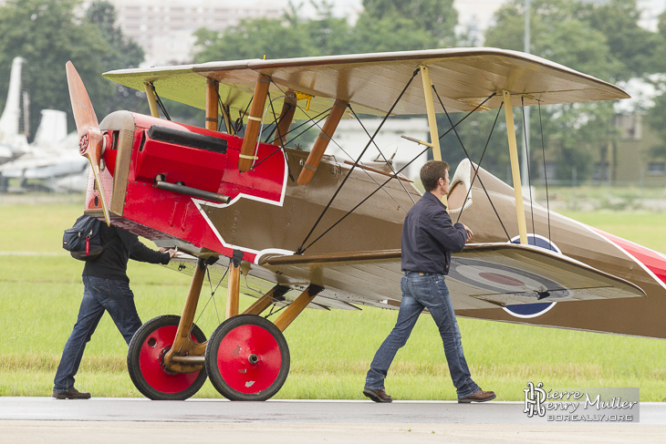 RAF SE5 poussé jusqu'à la piste en pelouse du Bourget