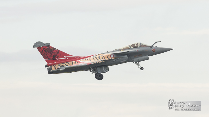 Rafale rentrant ses trains d'atterrissage au Bourget