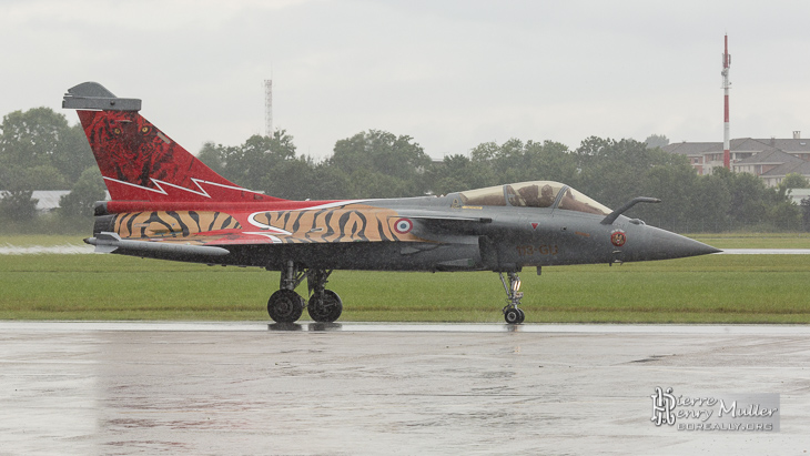 Rafale au roulage sous la pluie au Bourget